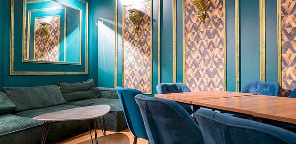 Просторный лофт-зал с экраном