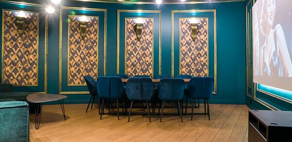 Просторный лофт-зал с экраном