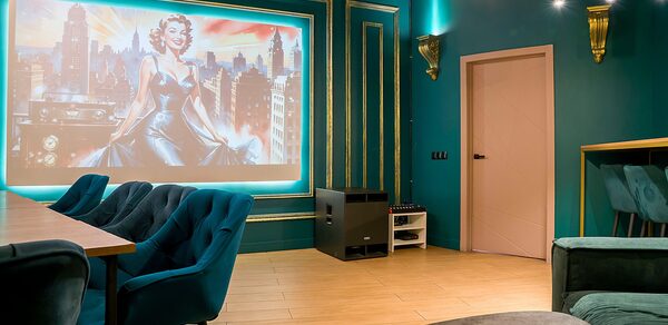 Просторный лофт-зал с экраном