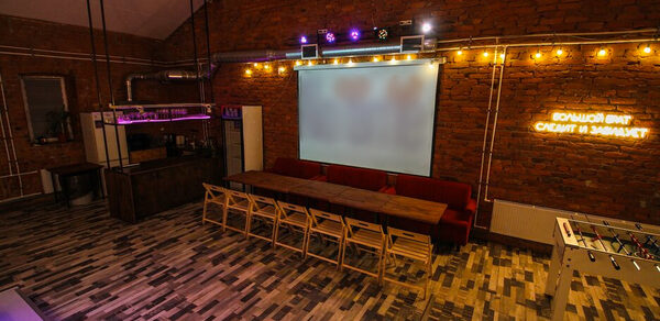 Стильный зал с отдельным входом в историческом центре