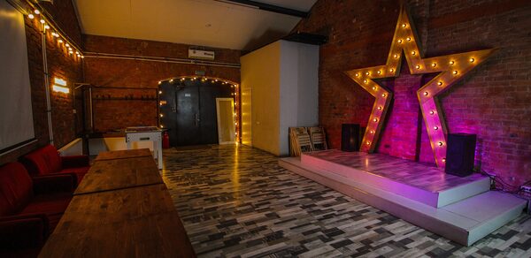 Стильный зал с отдельным входом в историческом центре