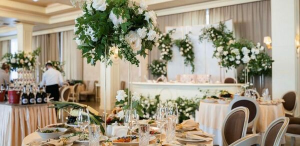 Светлый банкетный зал с колоннами