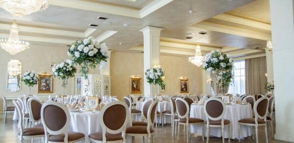 Светлый банкетный зал с колоннами