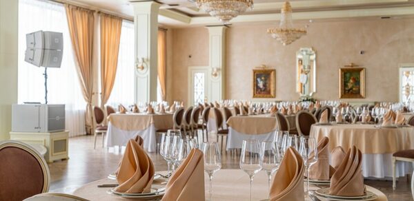 Светлый банкетный зал с колоннами