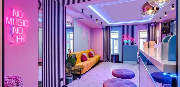 Лофт с барной стойкой в розовых тонах