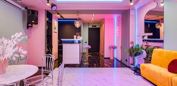 Лофт с барной стойкой в розовых тонах
