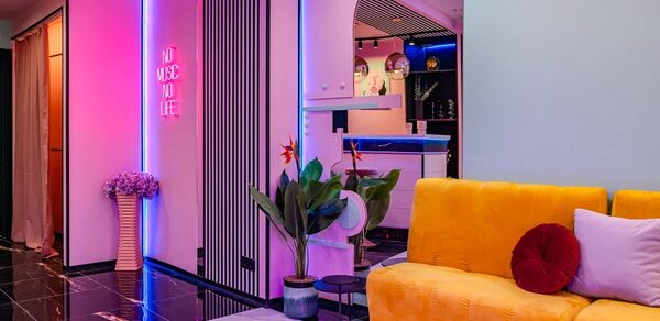 Лофт с барной стойкой в розовых тонах