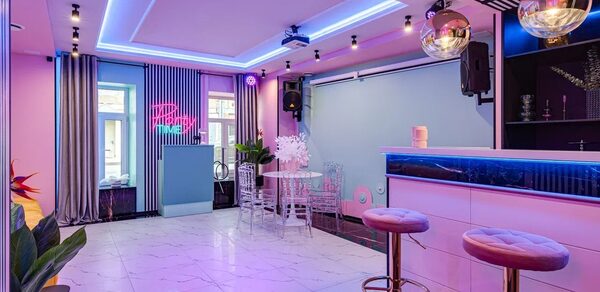 Лофт с барной стойкой в розовых тонах
