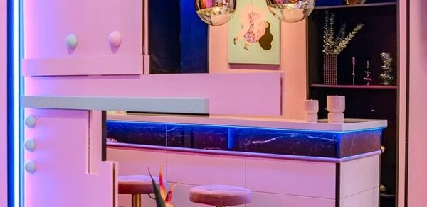 Лофт с барной стойкой в розовых тонах