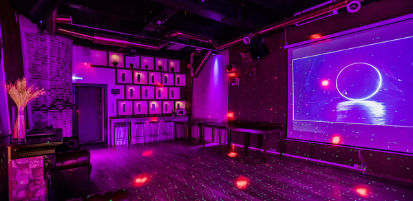 Стильный лофт с большим экраном и лазерной анимацией 