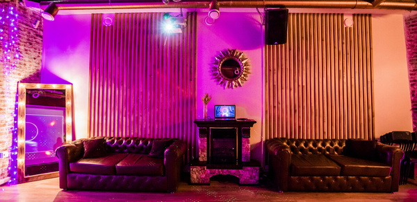 Стильный лофт с большим экраном и лазерной анимацией 