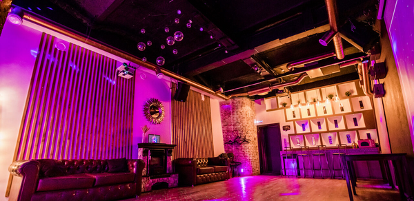 Стильный лофт с большим экраном и лазерной анимацией 