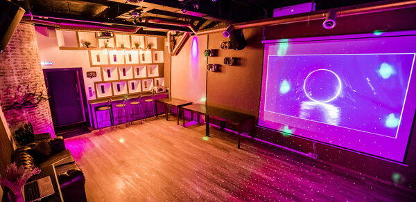 Стильный лофт с большим экраном и лазерной анимацией 
