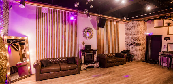 Стильный лофт с большим экраном и лазерной анимацией 