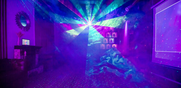 Стильный лофт с большим экраном и лазерной анимацией 