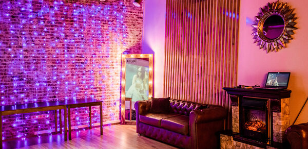 Стильный лофт с большим экраном и лазерной анимацией 