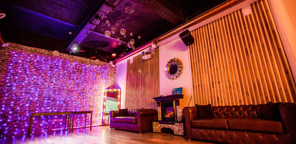 Стильный лофт с большим экраном и лазерной анимацией 
