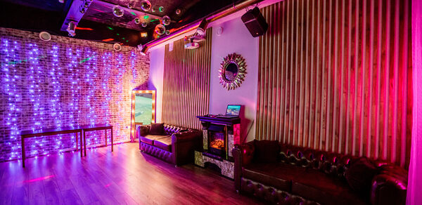 Стильный лофт с большим экраном и лазерной анимацией 