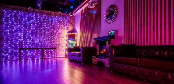 Стильный лофт с большим экраном и лазерной анимацией 