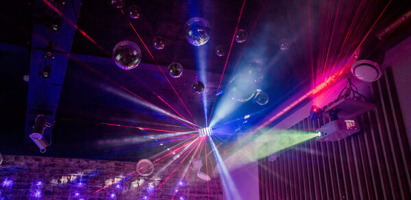 Стильный лофт с большим экраном и лазерной анимацией 