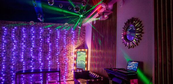 Стильный лофт с большим экраном и лазерной анимацией 