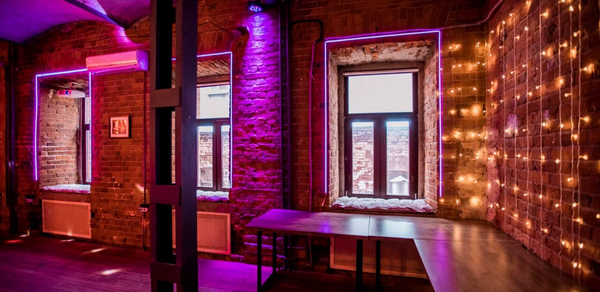 Кирпичный лофт с неонами и сценой