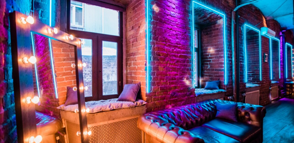 Кирпичный лофт с неонами и сценой