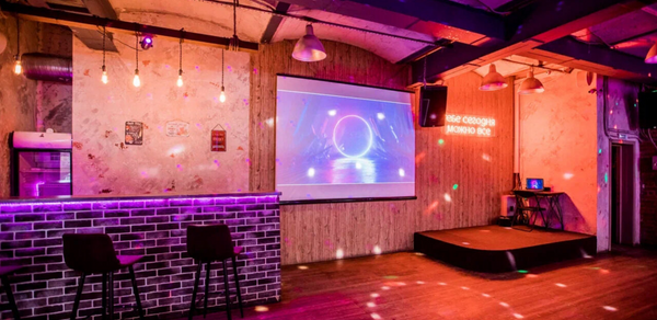 Кирпичный лофт с неонами и сценой