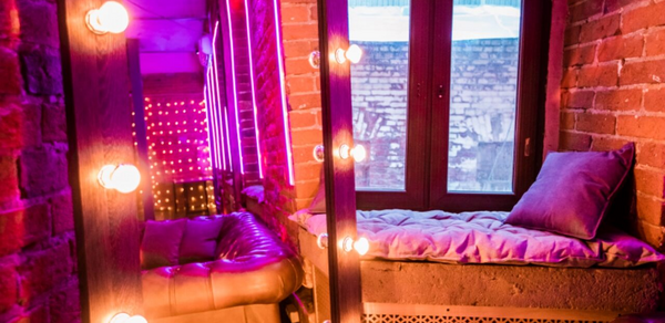 Кирпичный лофт с неонами и сценой