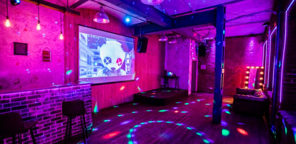 Кирпичный лофт с неонами и сценой