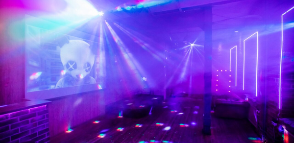 Кирпичный лофт с неонами и сценой