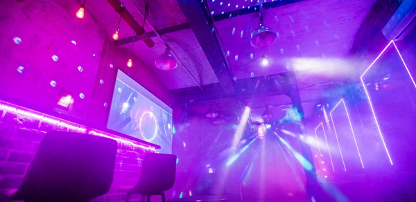 Кирпичный лофт с неонами и сценой