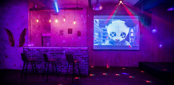 Кирпичный лофт с неонами и сценой