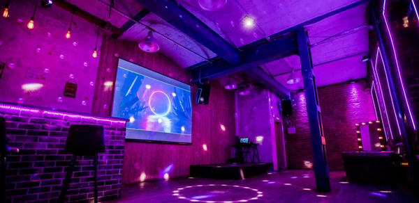 Кирпичный лофт с неонами и сценой