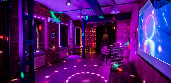 Кирпичный лофт с неонами и сценой