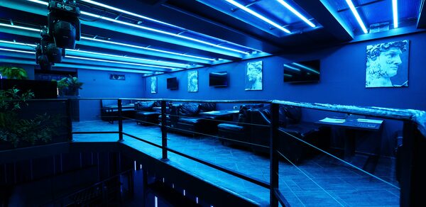 Deep. Двухуровневый неоновый клуб