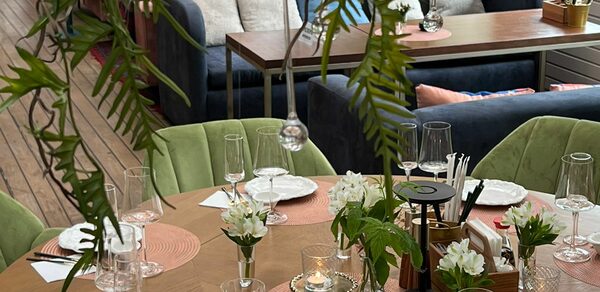 Blush Lounge (Блаш Лаунж). Банкетный зал с зеленью
