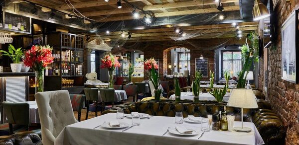 Форте Маре. Банкетный зал у реки