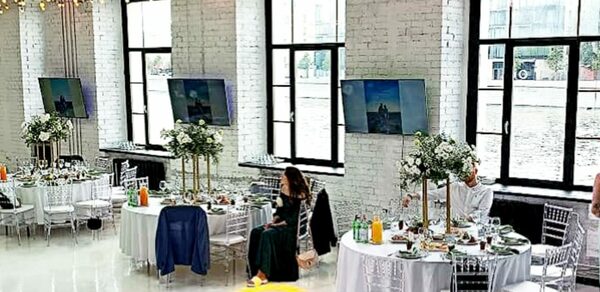 Event Hall. Банкетный зал с большими окнами