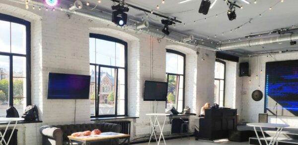 Event Hall. Банкетный зал с большими окнами