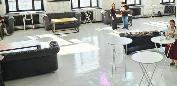 Event Hall. Банкетный зал с большими окнами