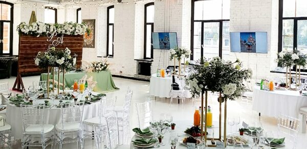 Event Hall. Банкетный зал с большими окнами