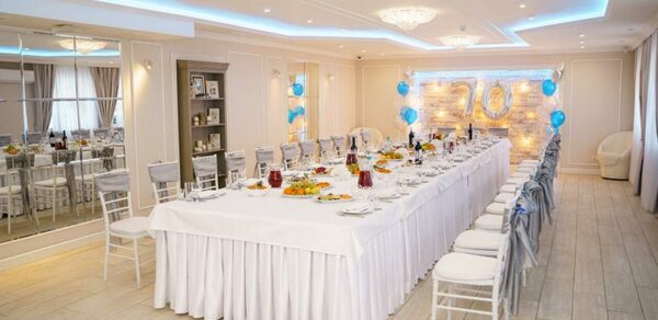 Фламбе. Белый неоновый банкетный зал