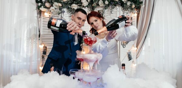 Фламбе. Белый неоновый банкетный зал