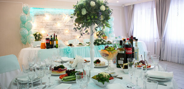 Фламбе. Белый неоновый банкетный зал