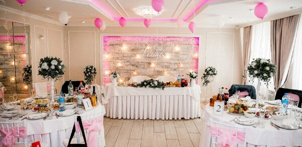 Фламбе. Белый неоновый банкетный зал