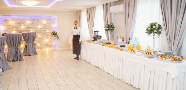 Фламбе. Белый неоновый банкетный зал