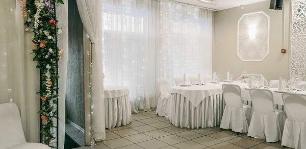 В Двух Шагах. Стильный банкетный зал