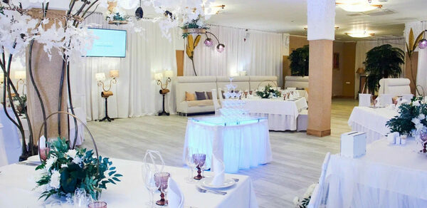 9Parrots. Банкетный зал в замке