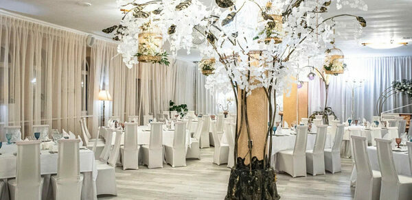 9Parrots. Банкетный зал в замке